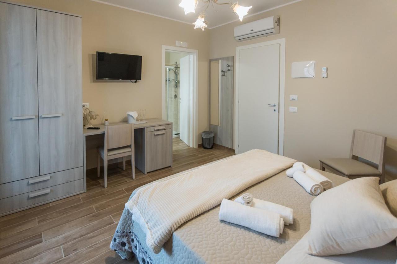 Oasi Perla Del Mare Rooms อาชิ กัสเตลโล ภายนอก รูปภาพ